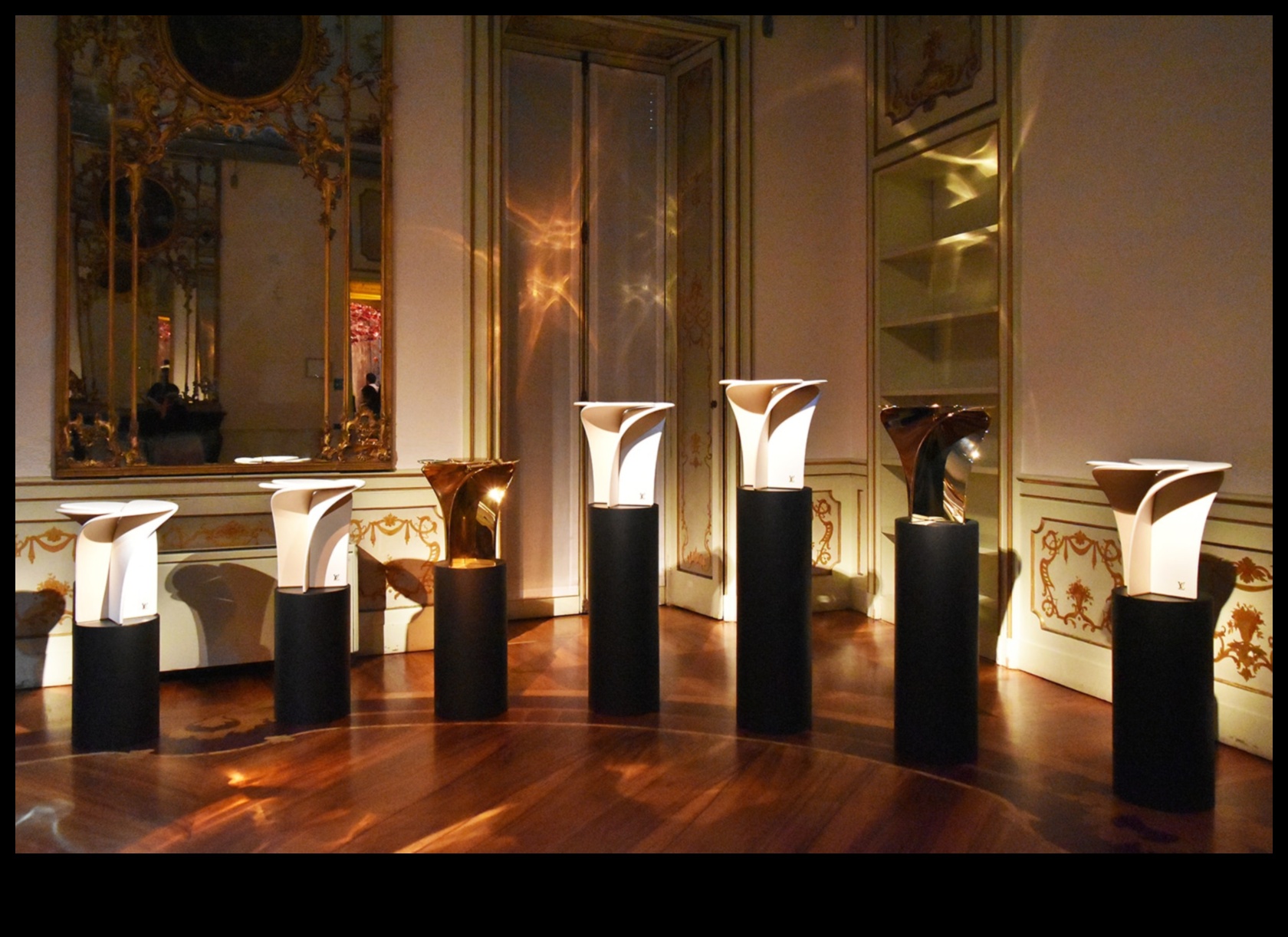 Scaune Blossom: Dezvăluirea alura a mobilierului elegant